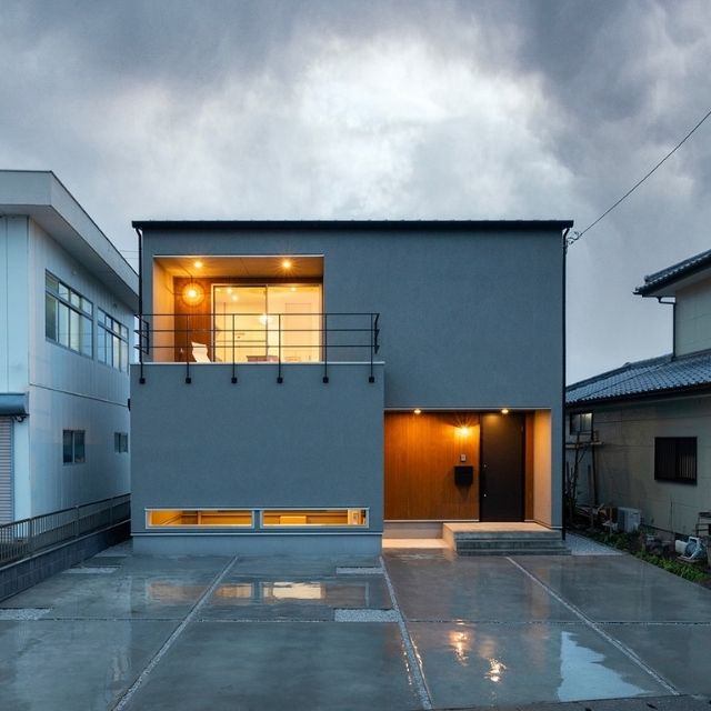 施工事例:グレーの塗壁で仕上げた趣味を楽しむ2階リビングの家