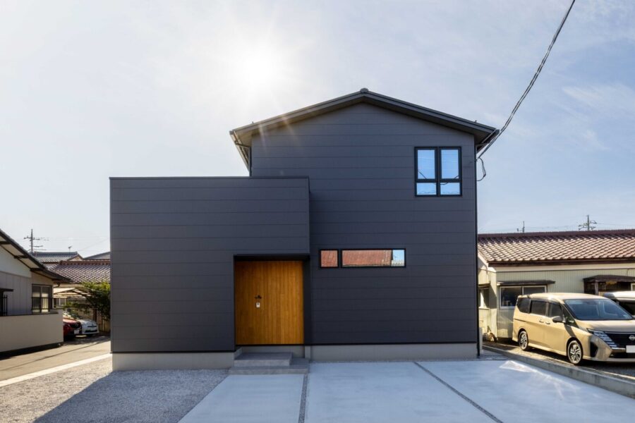 光の移ろいを愉しむ家