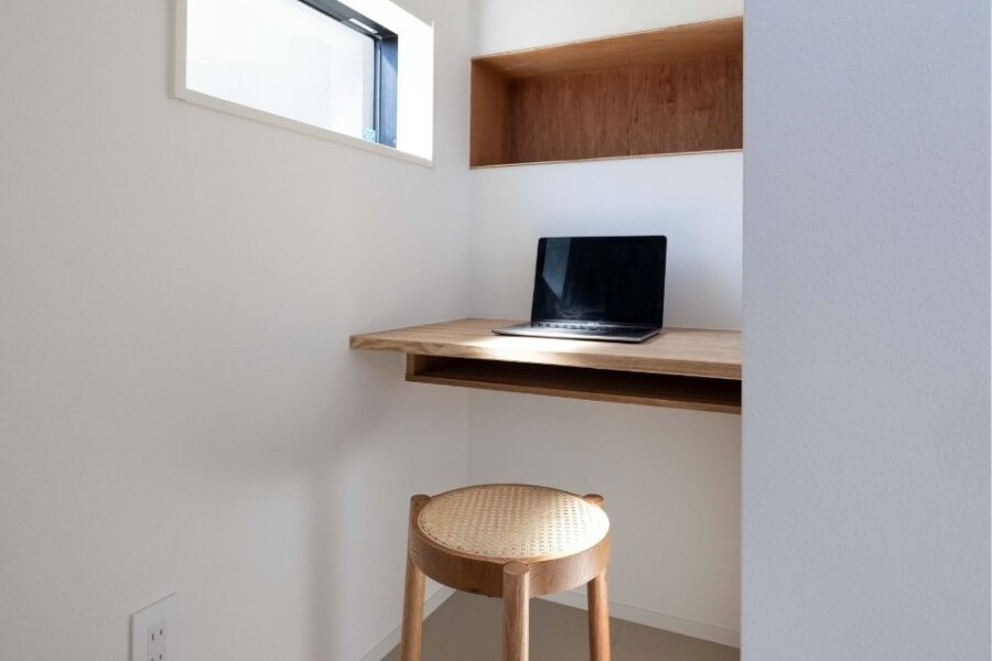 リビング学習と在宅ワークを両立する造作カウンター設計｜奥行き・高さ・照明のポイント